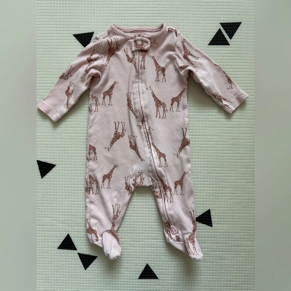 Carters|Baby girl light Pink Giraffe Print Kids One Piece long sleeve footies•••